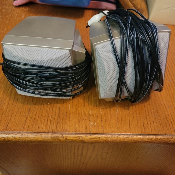 SET OF TWO SURROUND SOUND SPEAKERS- SEE PICS - Picture 4 of 4